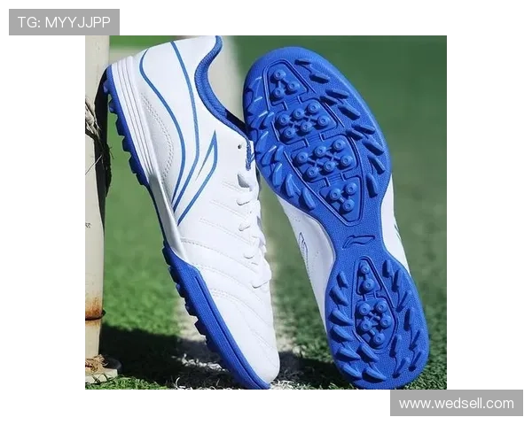 最贴脚设计的足球鞋让你与球场完美融合，感受每一步的精准操控与舒适体验