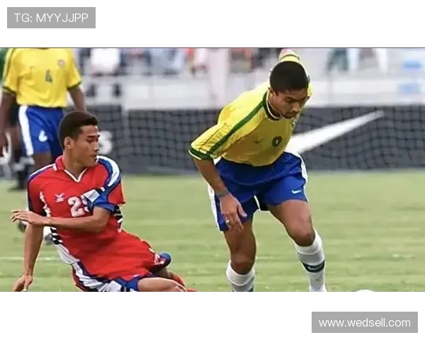 足球史上首位球星的传奇与影响力探索从起步到巅峰的荣耀之路