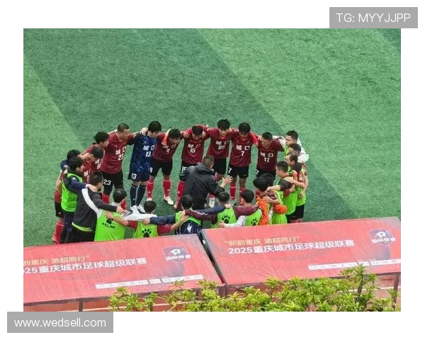 足球星迷齐聚共享绿茵激情共赏偶像风采点燃无限热爱